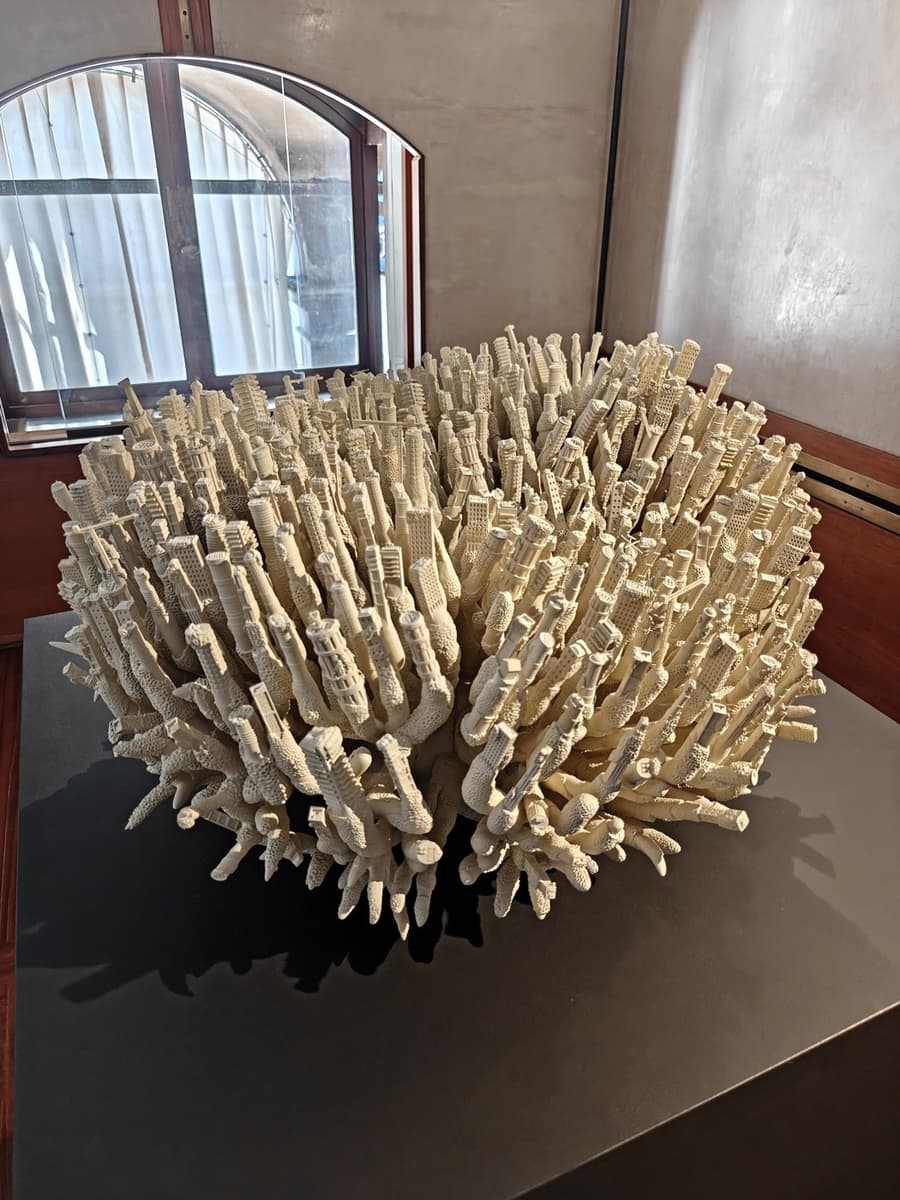 Леандро Эрлих. White Coral