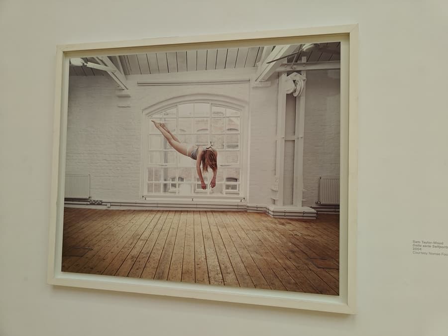 Сэм Тейлор-Вуд. Из серии «Self Portrait Suspended»