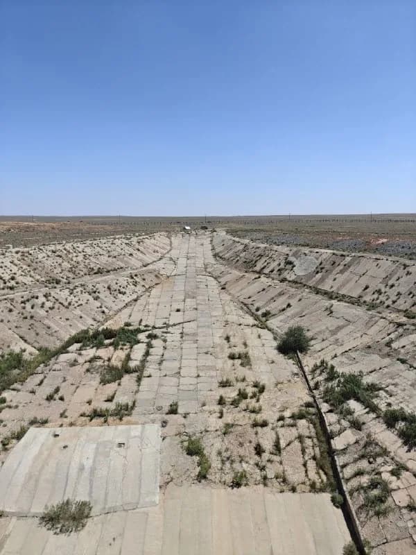 Растрескавшаяся бетонка уходит к горизонту через степь