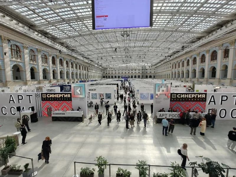 Гостиный двор под стеклянной крышей: ряды стендов «Арт Россия» и посетители внизу