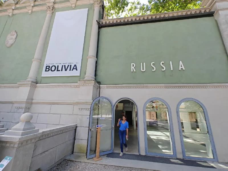 Павильон России в Садах с баннером «Bolivia» на фасаде