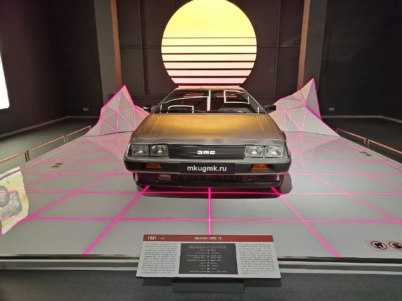 DeLorean на подиуме с неоновой сеткой и закатным солнцем на заднике