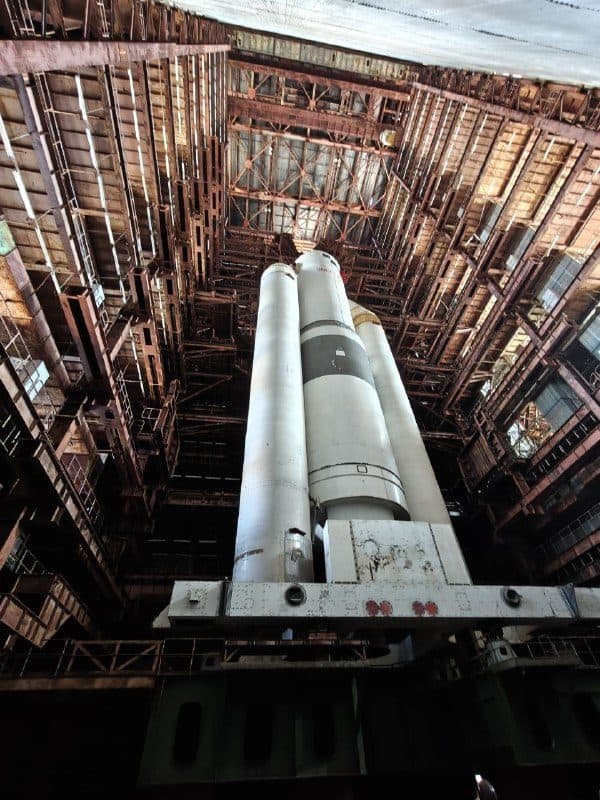 Ракета-носитель лежит на транспортно-установочном агрегате в монтажном корпусе