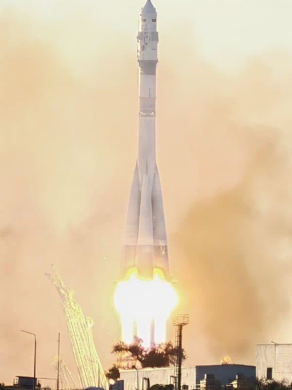 «Союз-2.1а» отрывается от стартового стола, под ним столб пламени