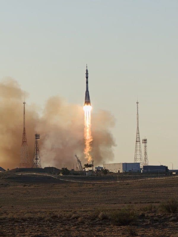 Ракета над площадкой в клубах дыма, вид издалека через степь