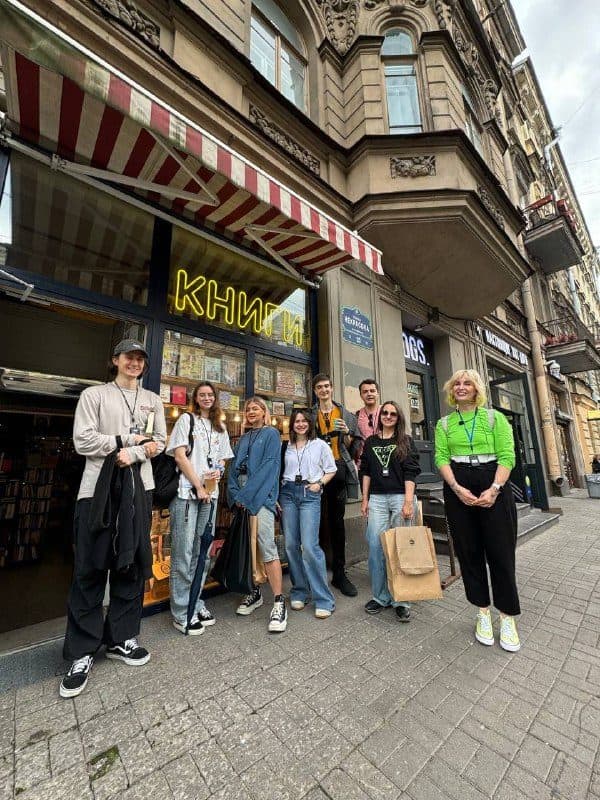 Группа участников экскурсии у входа в книжный магазин
