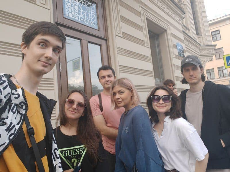 Компания на крыльце книжного, Антон с краю