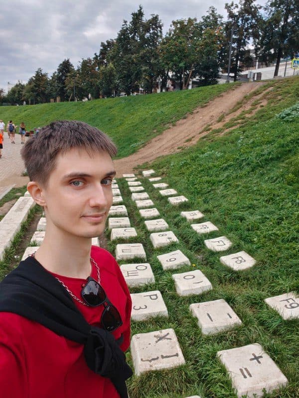 Антон на склоне у лестницы из бетонных плит