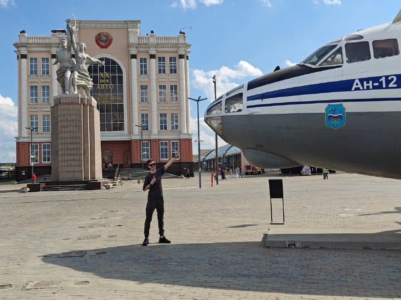 Антон у Ан-12 на открытой площадке музейного кластера в Верхней Пышме