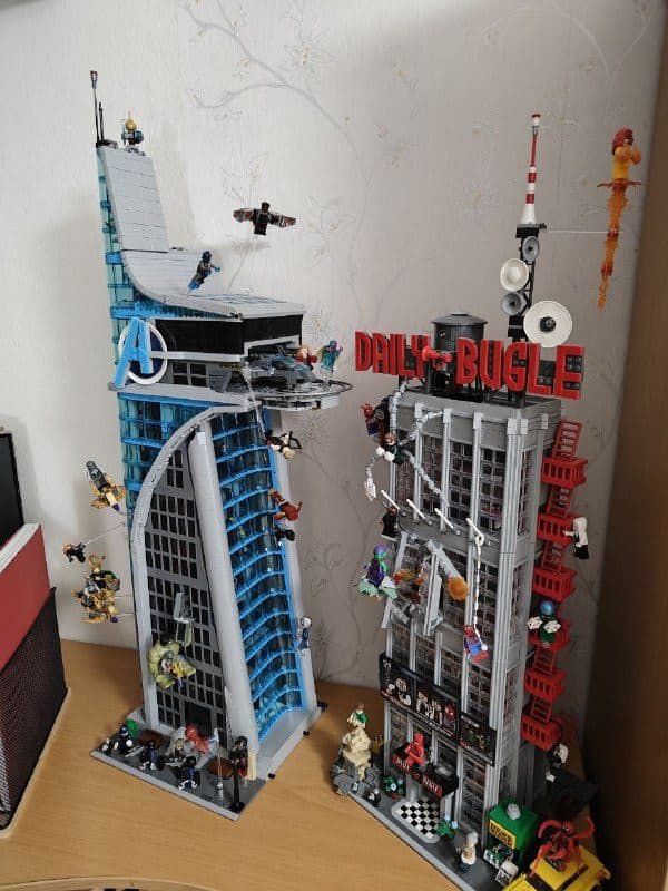 Собранная башня Мстителей из LEGO рядом с Daily Bugle