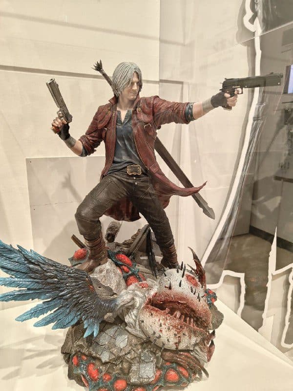 Фигура Данте из Devil May Cry с двумя пистолетами