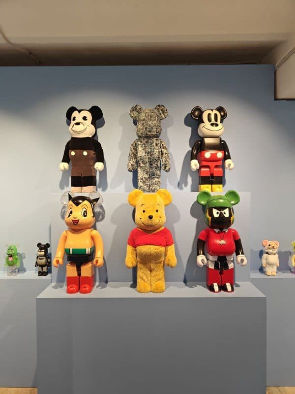 Витрина с Bearbrick: Микки, Астробой, Винни-Пух, Мартиан