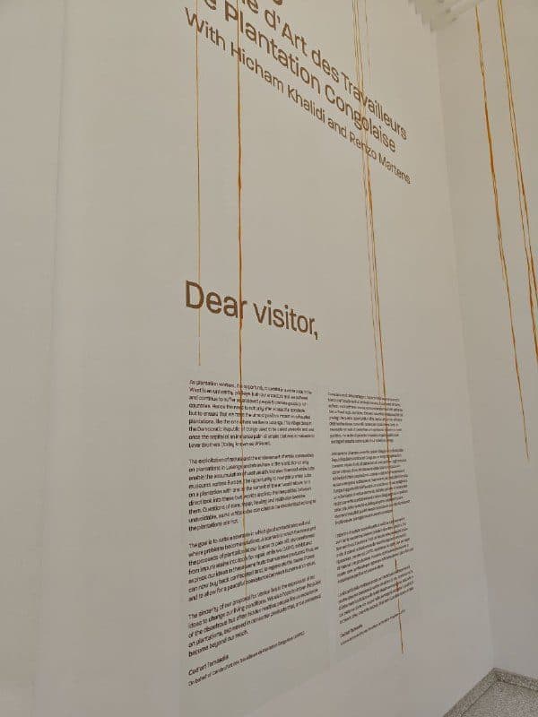 Обращение «Dear visitor» на стене нидерландского павильона