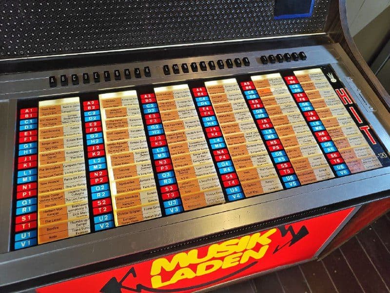 Музыкальный автомат «Musik Laden» с рядами кнопок