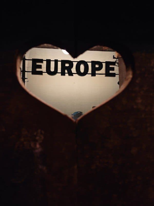 Подсвеченное сердце с надписью «Europe» в тёмном зале