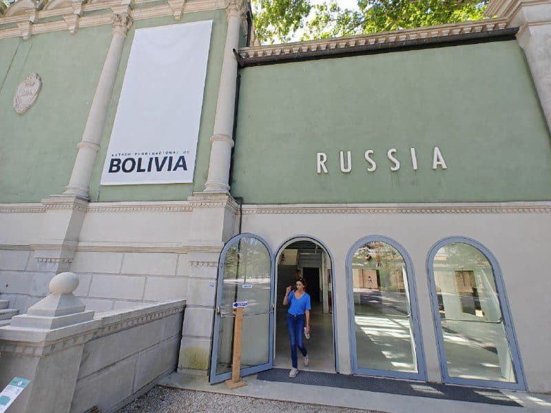 Фасад павильона России с баннером «Bolivia»