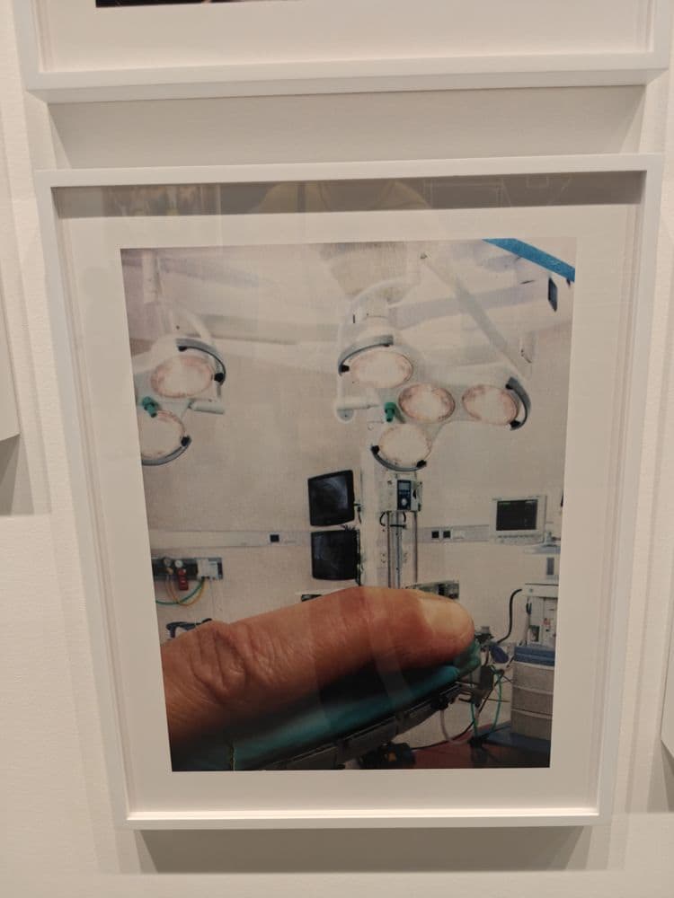 Фотография Нины Катчадурян «Sick Finger»: палец над операционной на странице журнала