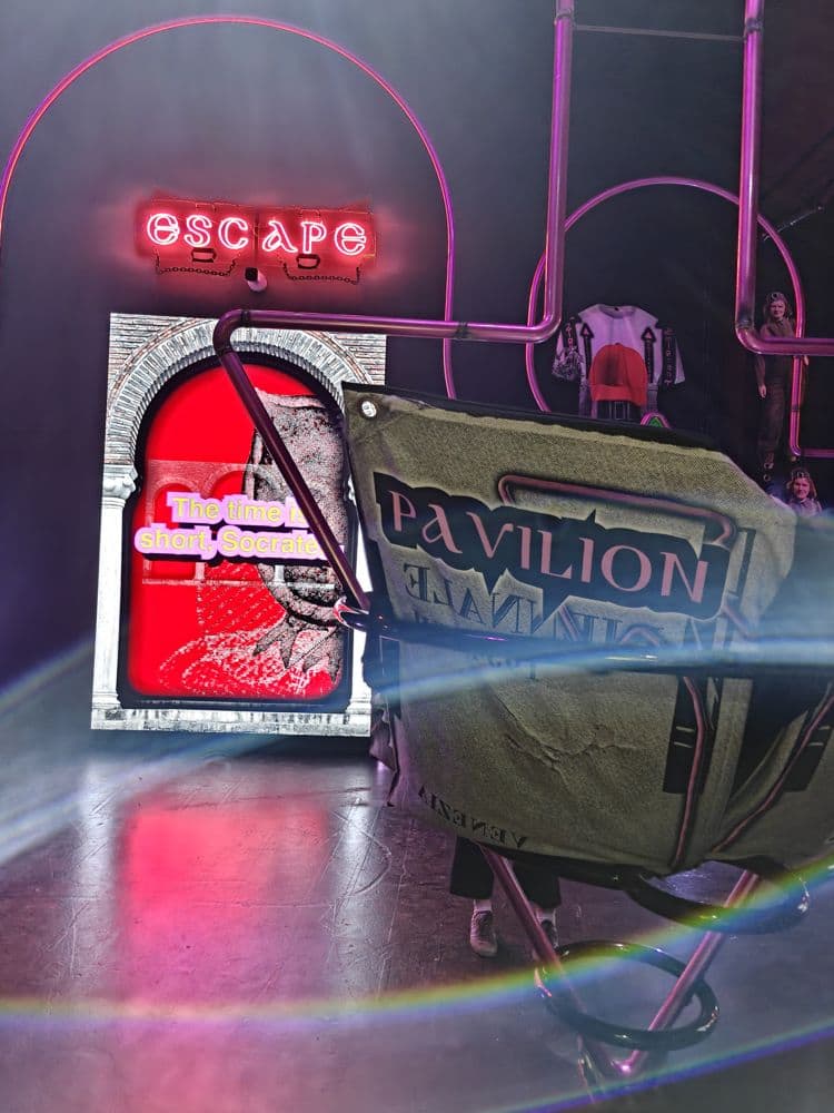 Неоновая вывеска Escape и табличка Pavilion в греческом павильоне