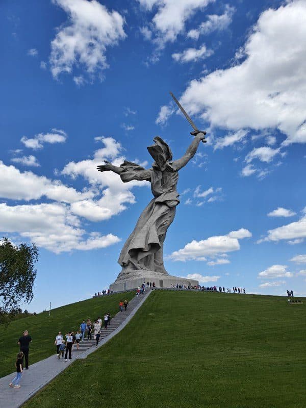 «Родина-мать зовёт!» на Мамаевом кургане, по склону поднимаются люди