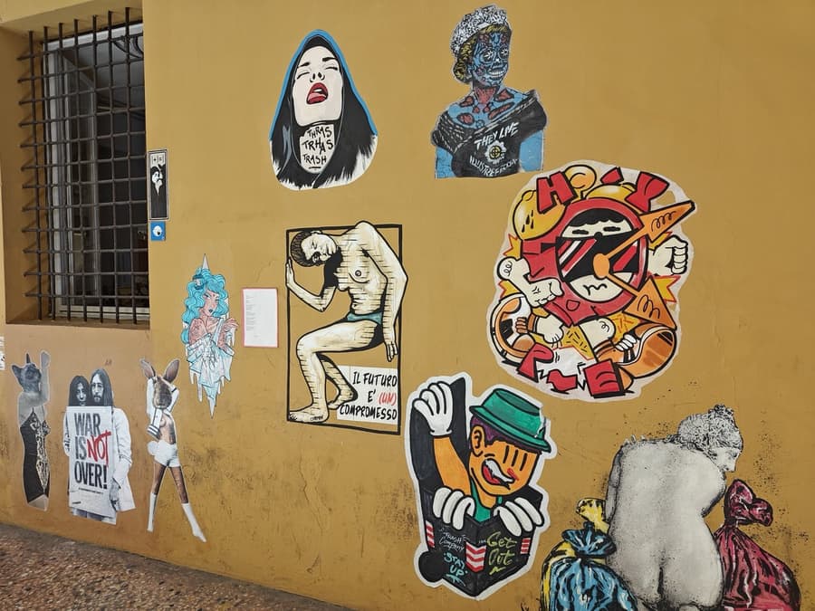 Стена уличных плакатов (paste-up)