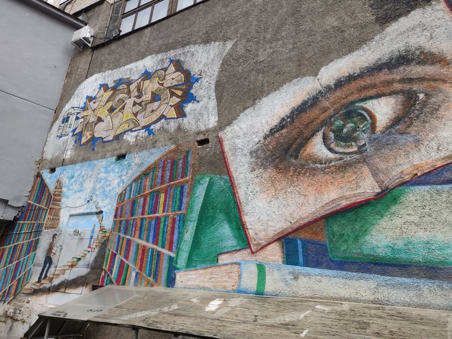 Уличное искусство: Екатеринбург, двор Дома печати (пр. Ленина, 49 / ул. Тургенева)