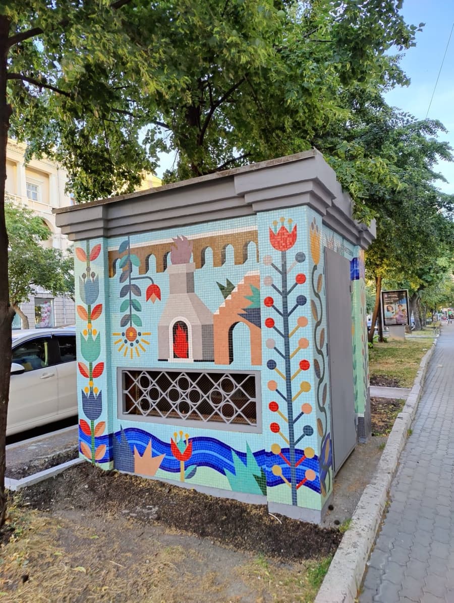Уличное искусство: Екатеринбург, ул. Белинского, 2 (вентиляционная будка у БЦ «Высоцкий»)