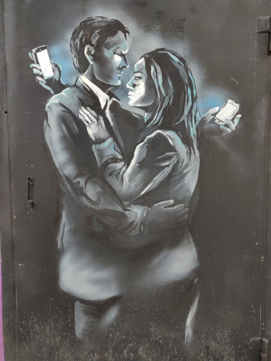 Мобильные любовники (копия работы Бэнкси «Mobile Lovers»)