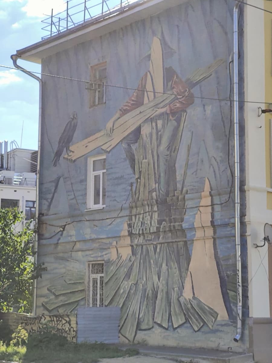 Уличное искусство: Нижний Новгород, сквер Чёрный пруд — глухой торец дома в Чернопрудском переулке (ближайший адрес по геокодеру: Чернопрудский пер., 1)