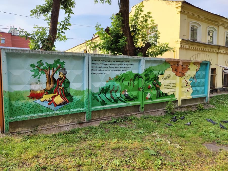 Уличное искусство: Пермь, район Дома Грибушина (ул. Ленина; тематический расписной забор)