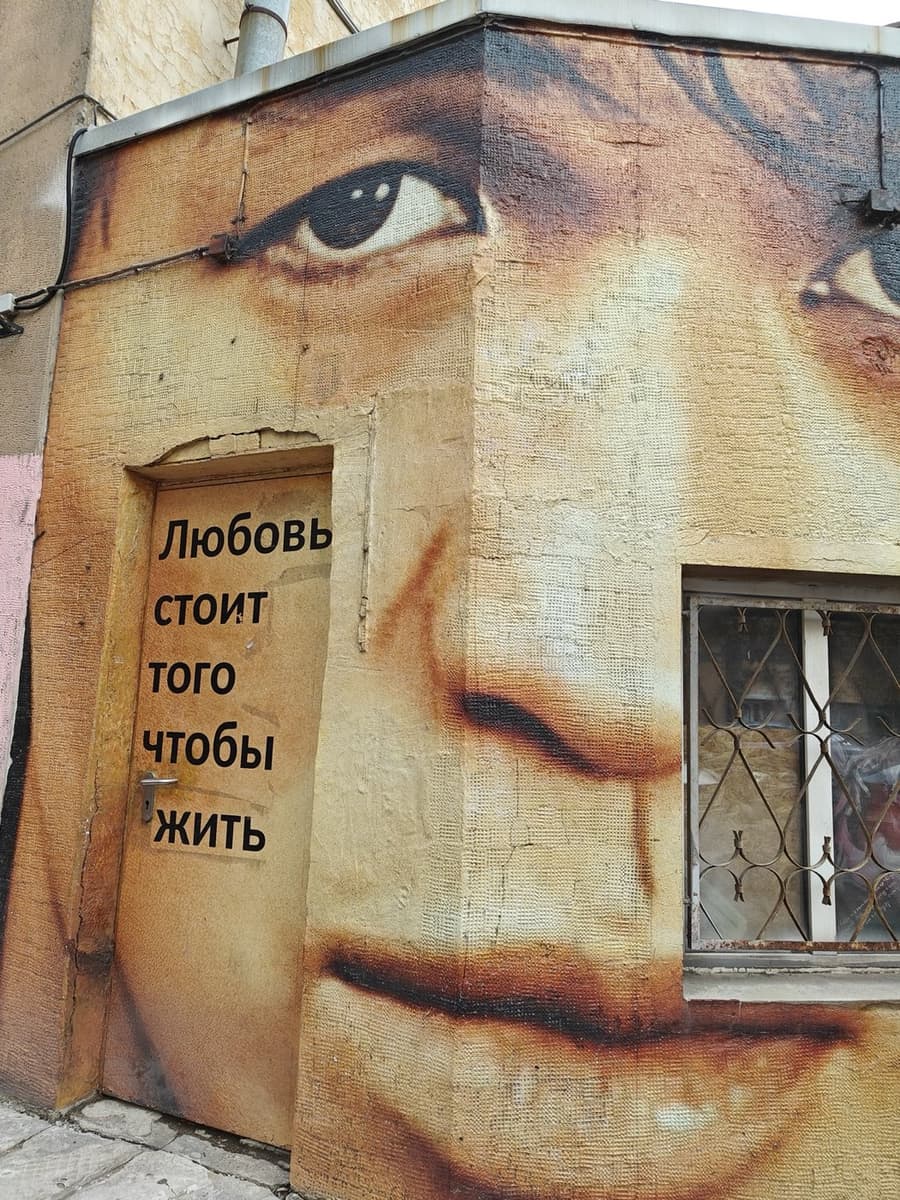 Уличное искусство: Санкт-Петербург, Некрасова ул., 3, культурно-гастрономический кластер «АТС» (двор)